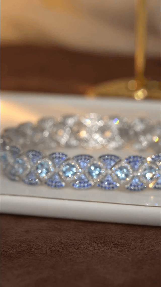 这款钻石手链不真实——浅蓝色+深蓝色钻石，非常闪闪发光，精致。我无法停止盯着它发光的样子！