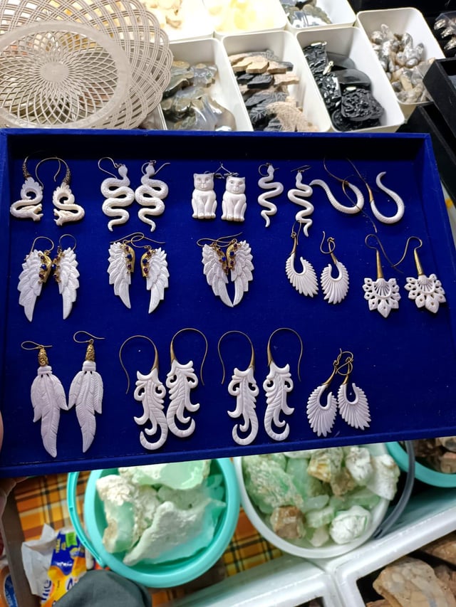 黄铜和牛骨耳环。你怎么认为？