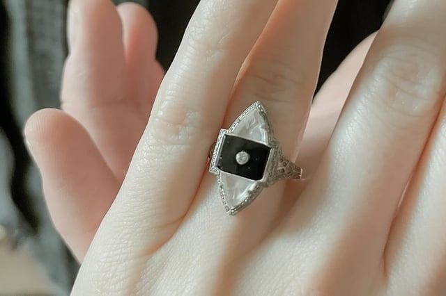 珠宝商不鼓励敲击戒指