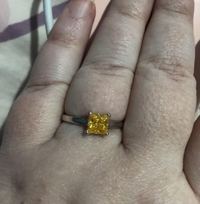 我需要一点阳光。 1克拉亮黄色莫桑石