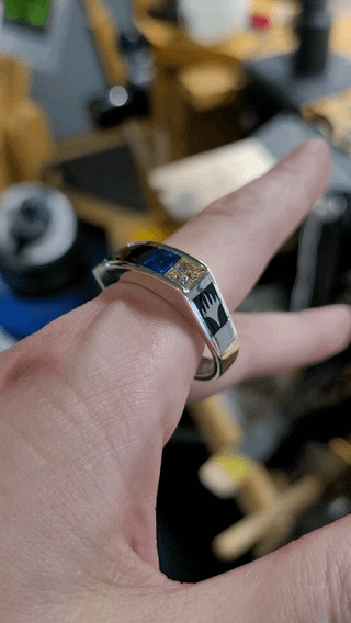 Magic the Gathering 槽形宝石戒指，带有平面形烧焦玻璃细节