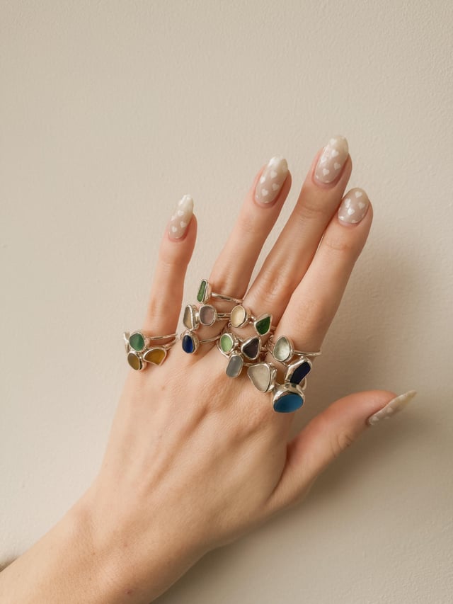 我的伴侣用我在当地海滩（康沃尔郡纽基）找到的海玻璃制作了一些新戒指。你们觉得怎么样？