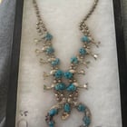 这件作品是我已故的祖母送给我的。任何人都可以帮忙提供有关它的任何其他信息吗？