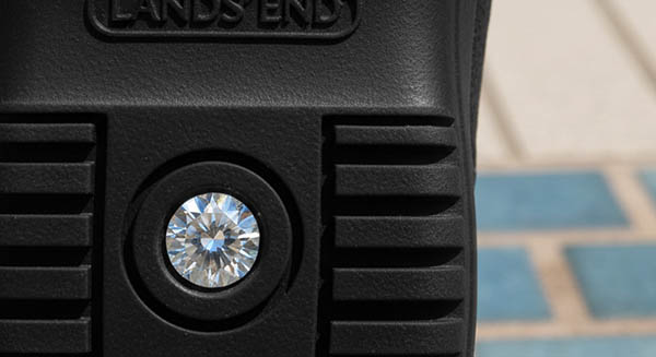 丢失的钻石被困在邻居的水鞋底里，来到了佛罗里达