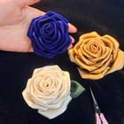 我缝了三枚粉色胸针，但不知道如何搭配。什么样的衣服适合他们呢？