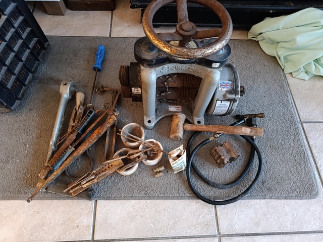 我刚刚花了 25 美元获得了一个生锈的传说。我要把它们清理干净并制作一个戒指！