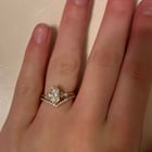 我的钻石总是从结婚戒指上掉下来……有什么建议吗？