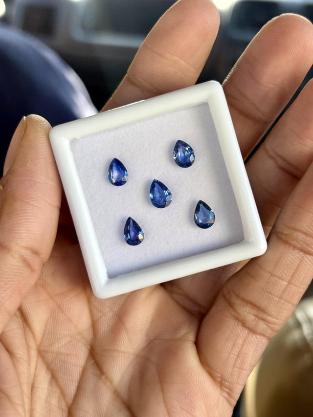 这些是我需要用来制作珠宝的蓝色蓝宝石，所以请给我一个关于它们的想法，比如我应该与所有东西一起制作还是单独制作？