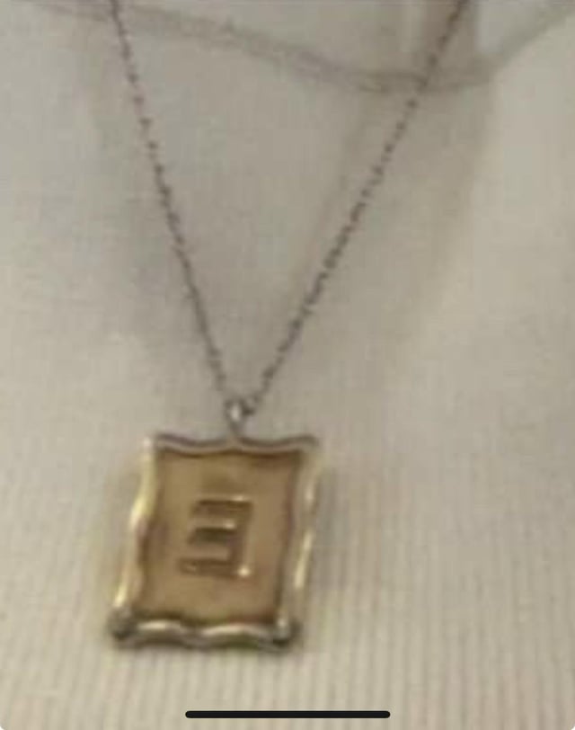 带古董边框的金色矩形，刻有姓名首字母