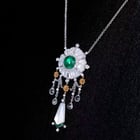 灵感源自装饰艺术和东方美学。我称他为 "玉花" 吊坠。