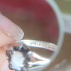 我从 Vinted 得到的最新发现。制造商的标记 W&G，英国狮子印有 9.25 银、蛋白石和蓝宝石，为此花费了 22 英镑。