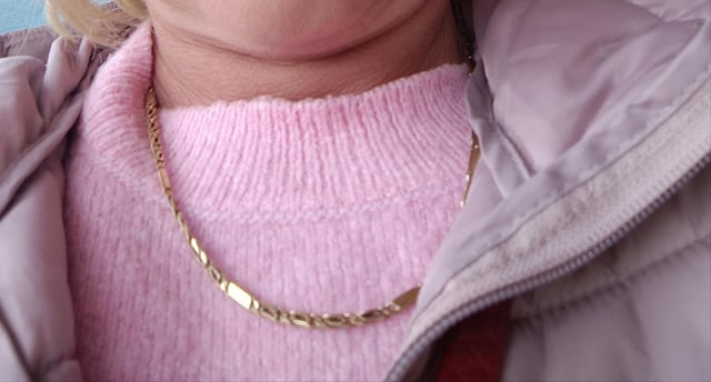 我应该让这条链子保持朴素还是带有十字吊坠？