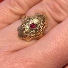 关于这枚戒指，你能告诉我什么吗？