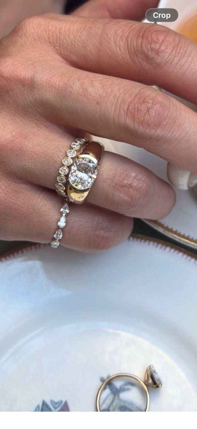 有人可以帮我确定这枚订婚戒指的具体款式吗？