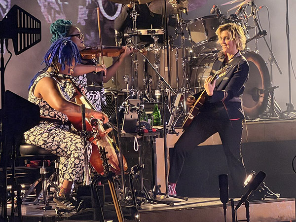 音乐星期五：布兰迪·卡莱尔《永远年轻》的动人封面中钻石闪闪发光