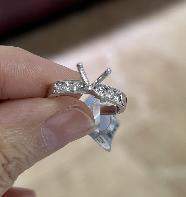如何为升级版订婚戒指增添意义