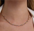 我无法在这两条金项链之间做出选择。你觉得哪一位最漂亮？