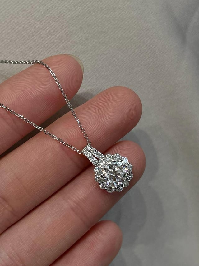 我有这颗华丽的 18k，D1ct d0.433ct，1.48g