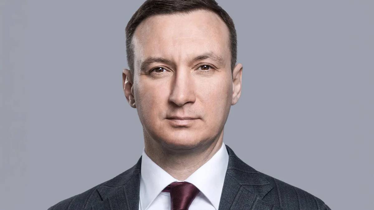 在制裁持续期间，阿尔罗萨公司重新任命帕维尔·马里尼切夫 (Pavel Marinichev) 为首席执行官