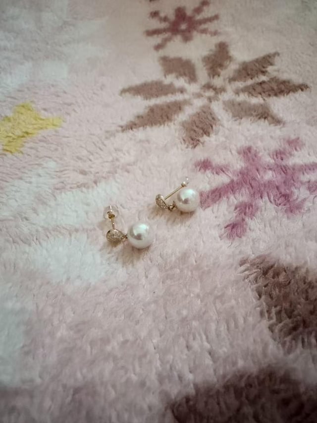这种特定的耳环镶嵌叫什么？我正在尝试寻找一条相配的项链。