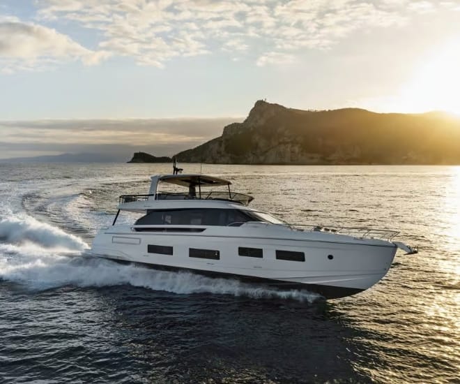 Azimut 的大型 New Fly 机动游艇：Azimut Fly 82