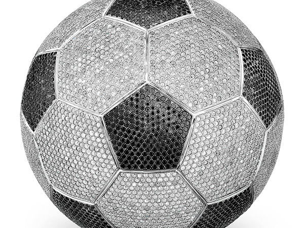 MS Rau 在 FIFA 世界杯热潮中推出 507 克拉钻石足球